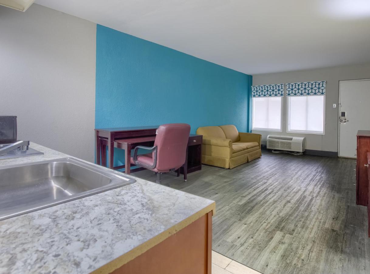 Days Inn By Wyndham Mobile I-65 Экстерьер фото