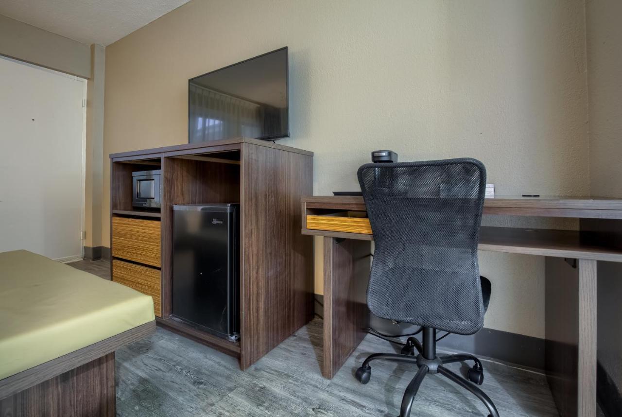 Days Inn By Wyndham Mobile I-65 Экстерьер фото