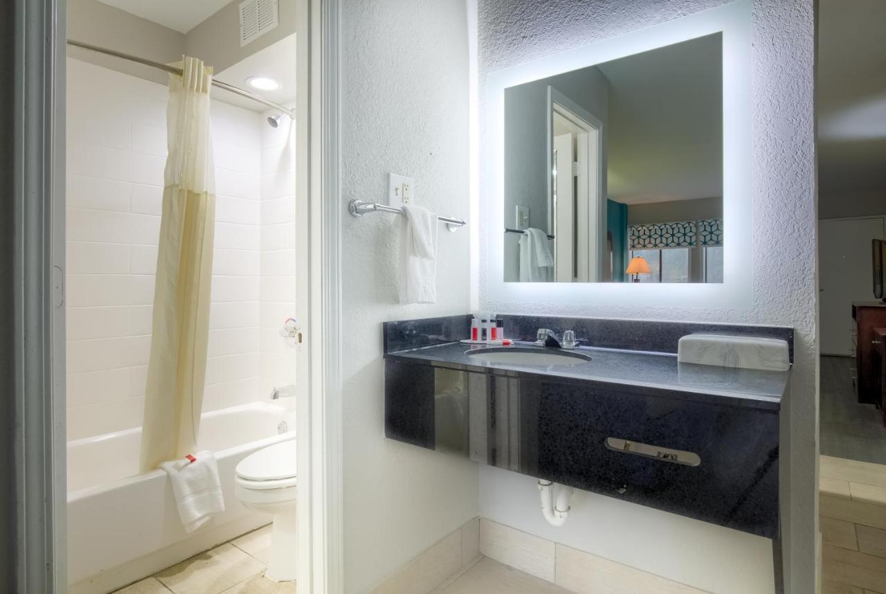 Days Inn By Wyndham Mobile I-65 Экстерьер фото