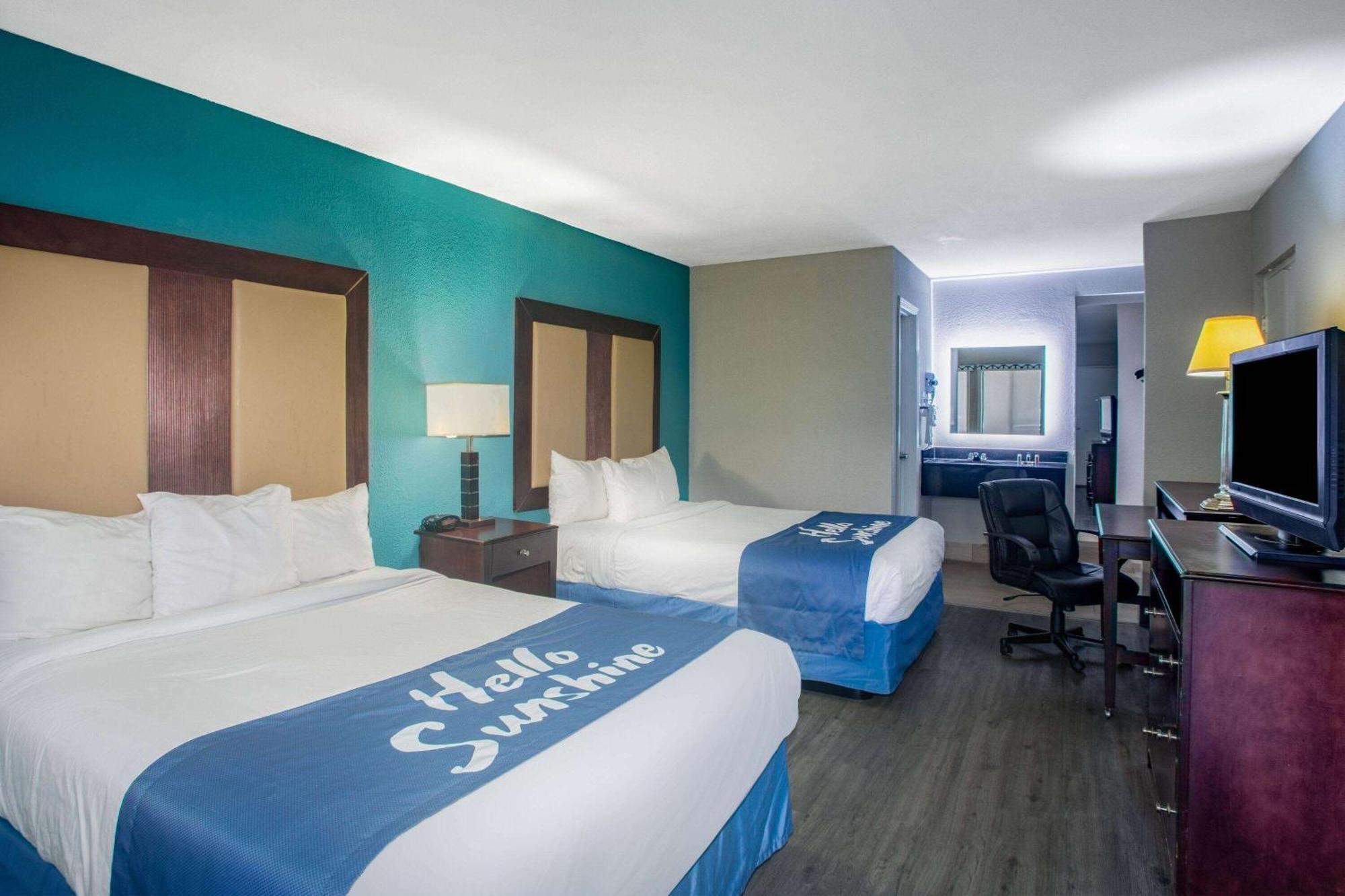 Days Inn By Wyndham Mobile I-65 Экстерьер фото