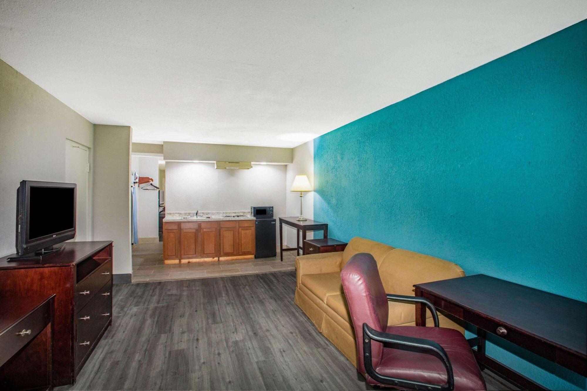 Days Inn By Wyndham Mobile I-65 Экстерьер фото