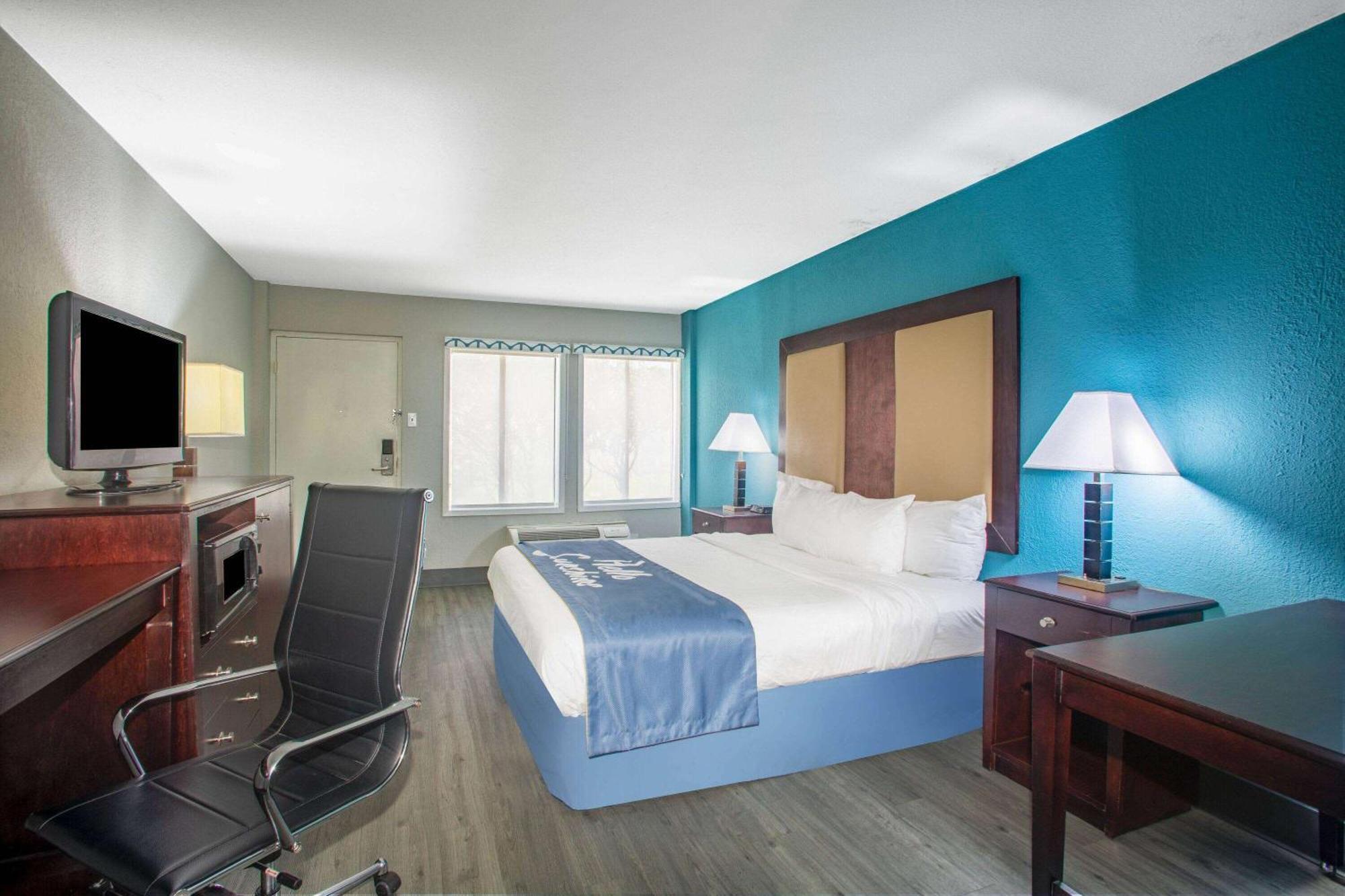 Days Inn By Wyndham Mobile I-65 Экстерьер фото