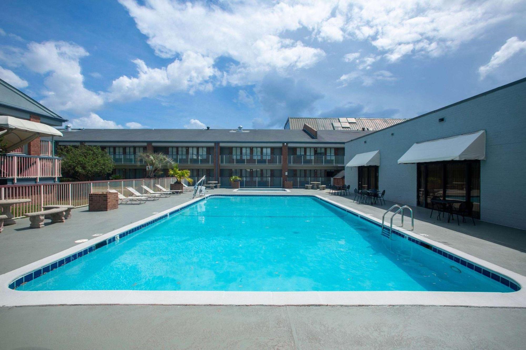 Days Inn By Wyndham Mobile I-65 Экстерьер фото